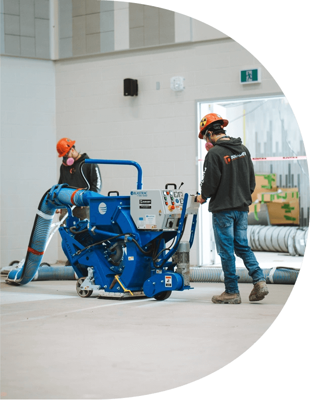 Techniciens effectuant des travaux de maintenance industrielle sur un mur en béton