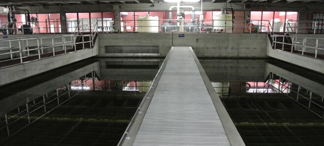 Musée à Montréal avec façade vitrée et aménagement urbain animé.