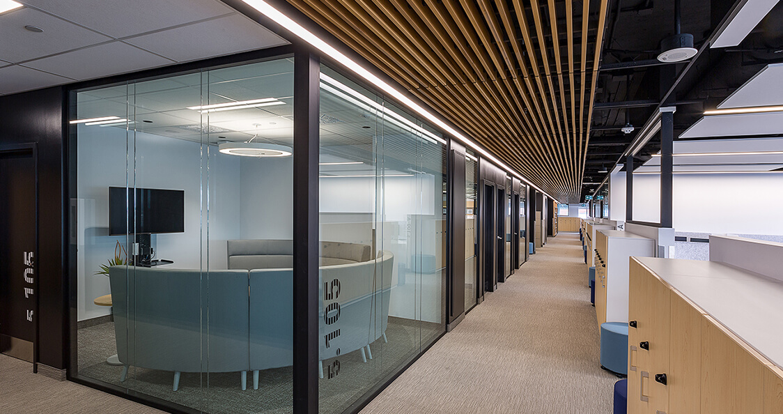 Maison des aînés de Châteauguay, bâtiment institutionnel moderne en béton avec façade vitrée.