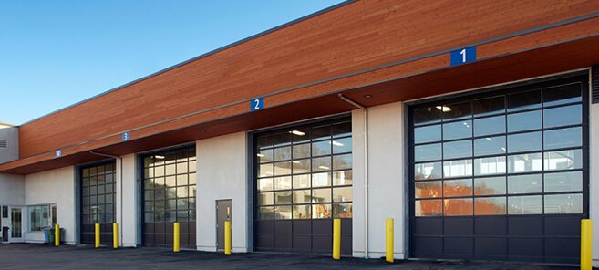 Vue de soir de la Maison des aînés à Châteauguay, bâtiment moderne en béton et bois.