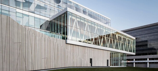 Entrée d'hôpital Charles Lemoyne avec auvent, structure en béton et façade vitrée